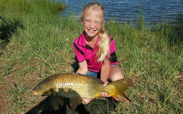 JohandrÃ© (9) met haar 4.36kg karp